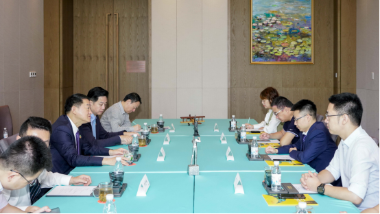 省庄闲游戏集团党委书记、董事长任丁与腾讯“王者荣耀”CTO邓君、腾讯大成网总裁郑亮座谈交流